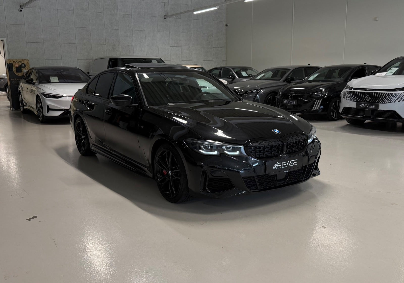 Sort BMW M340i fra 2022 set udefra