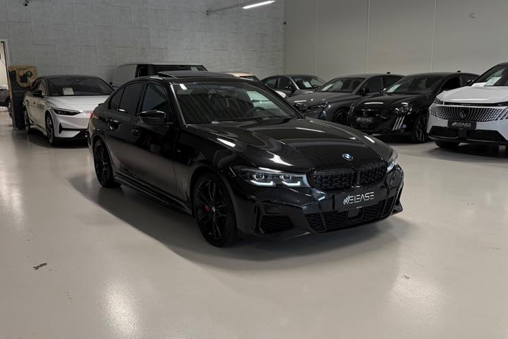 Sort BMW M340i fra 2022 set udefra