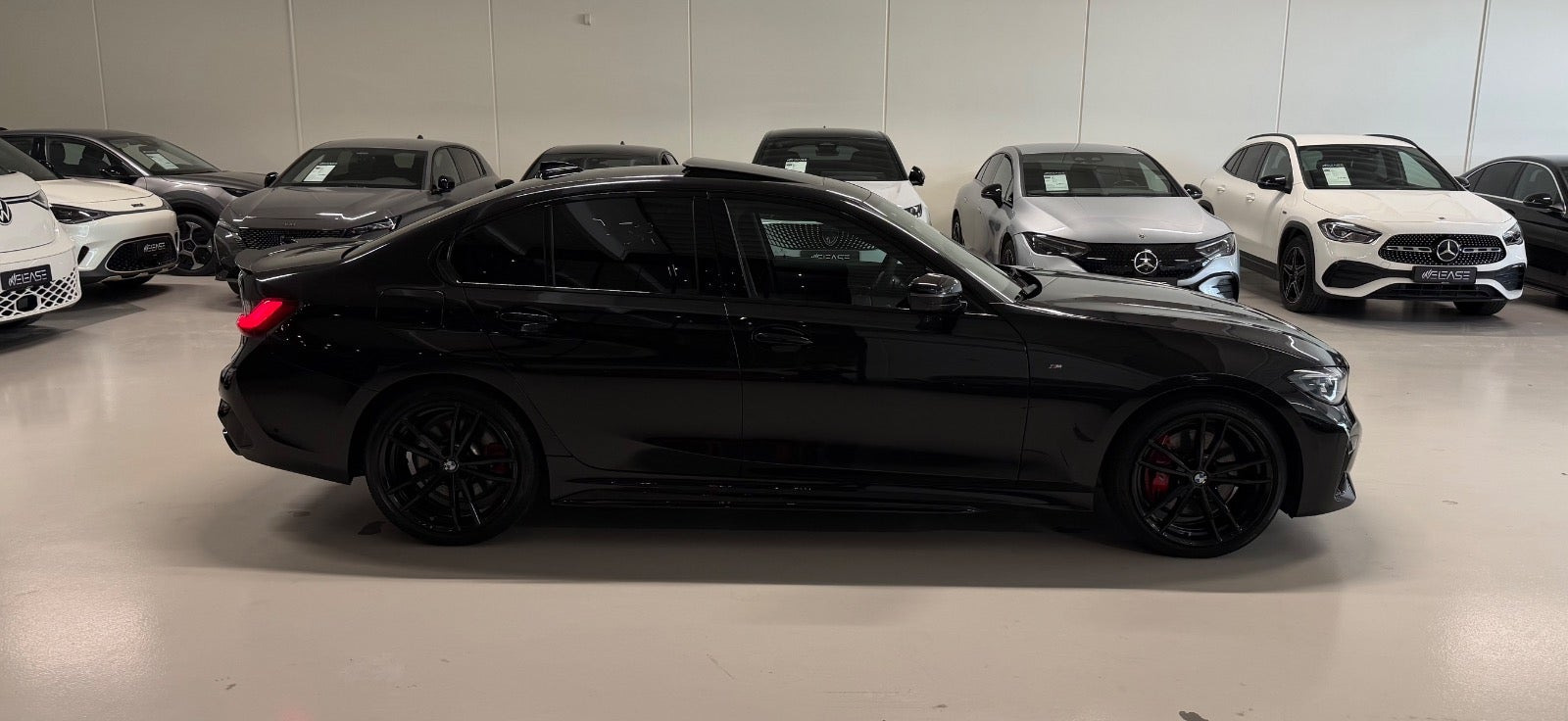 Sort BMW M340i fra 2022 set udefra