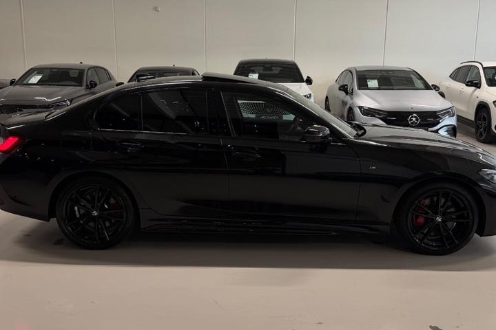 Sort BMW M340i fra 2022 set udefra