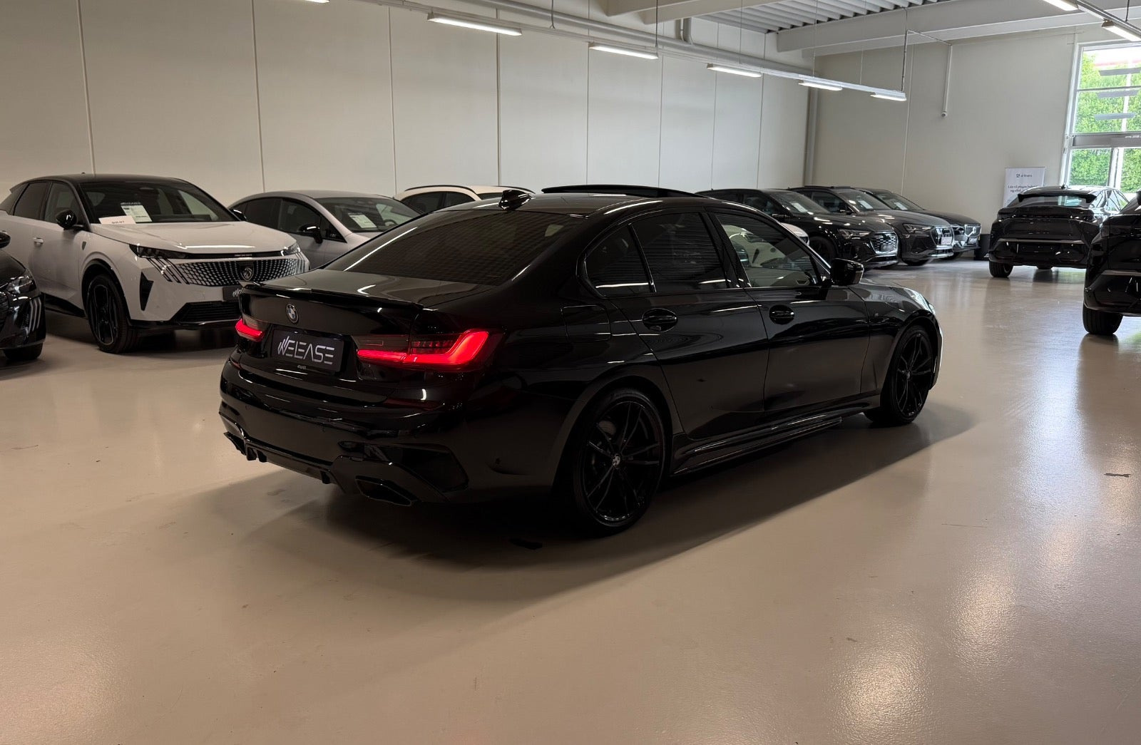Sort BMW M340i fra 2022 set udefra
