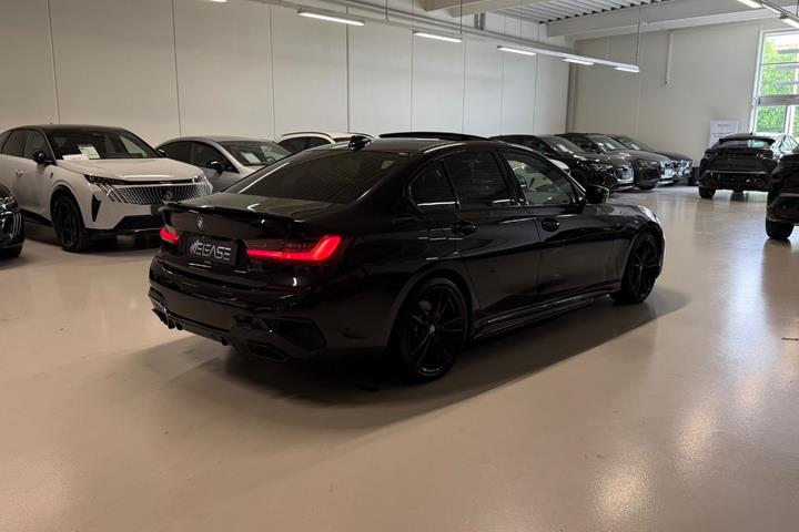 Sort BMW M340i fra 2022 set udefra