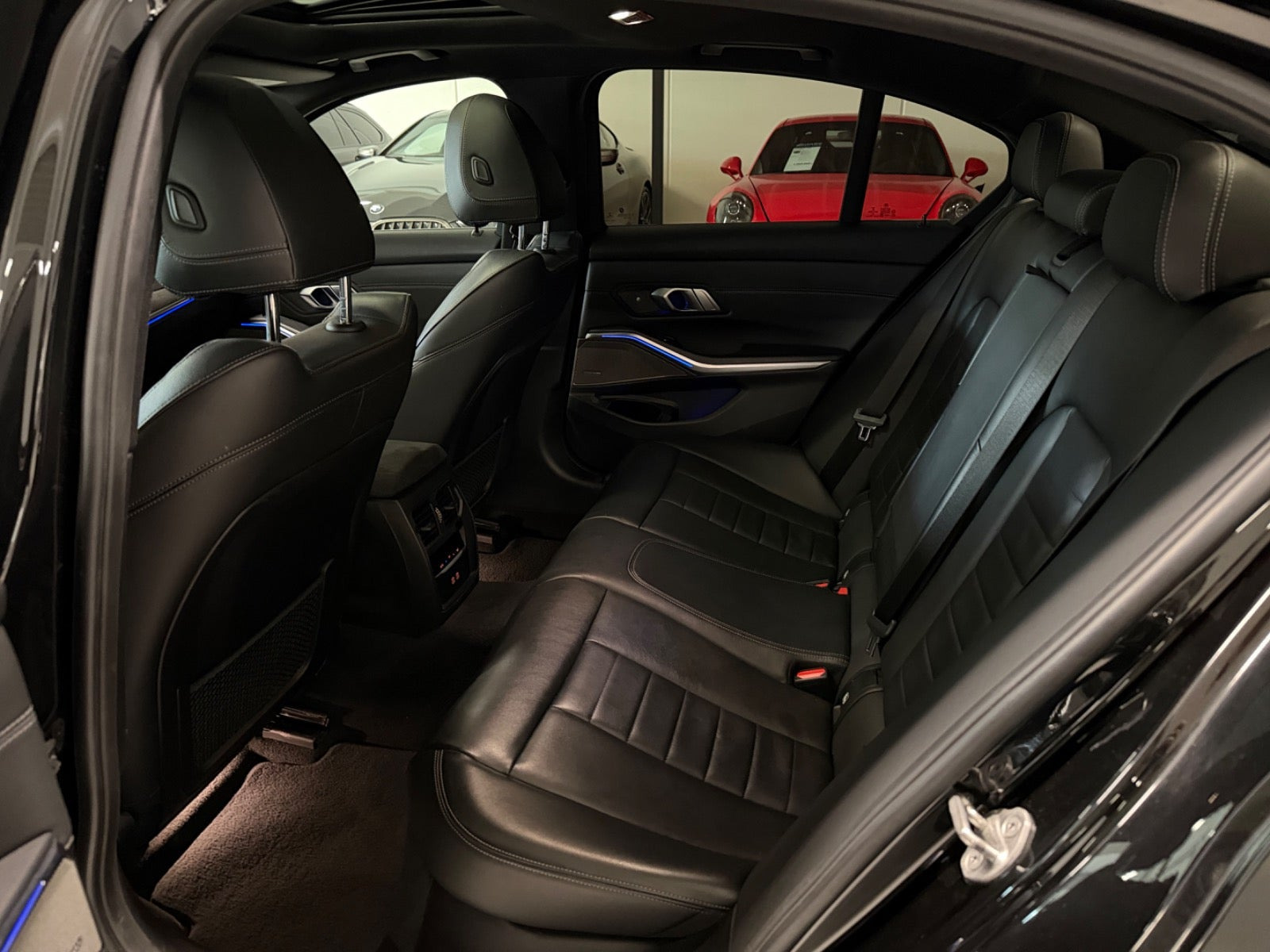 Sort BMW M340i fra 2022 set indefra