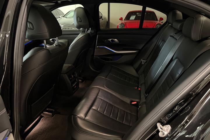 Sort BMW M340i fra 2022 set indefra