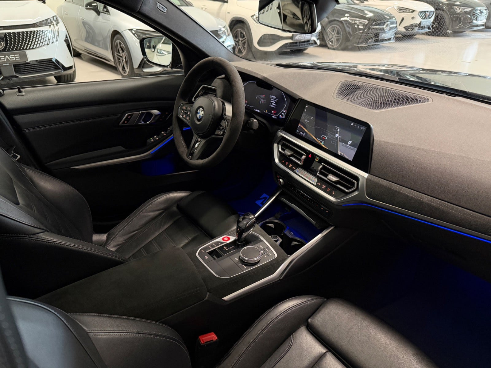 Sort BMW M340i fra 2022 set indefra