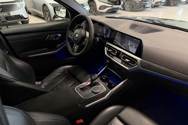 Sort BMW M340i fra 2022 set indefra