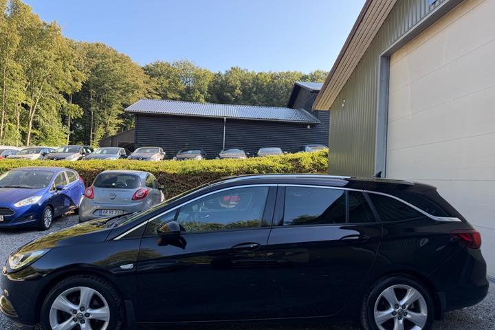 Sort Opel Astra fra 2019