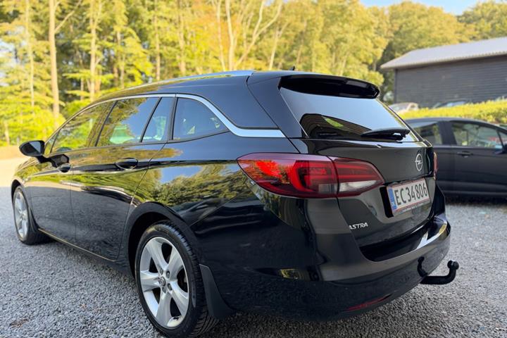 Sort Opel Astra fra 2019