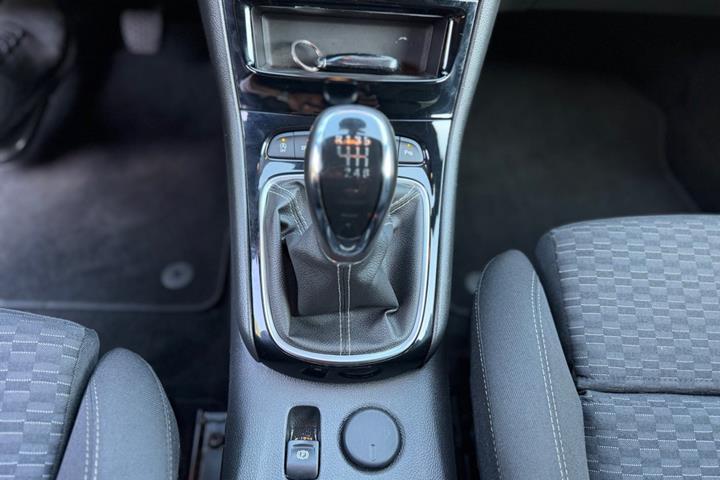 Sort Opel Astra fra 2019