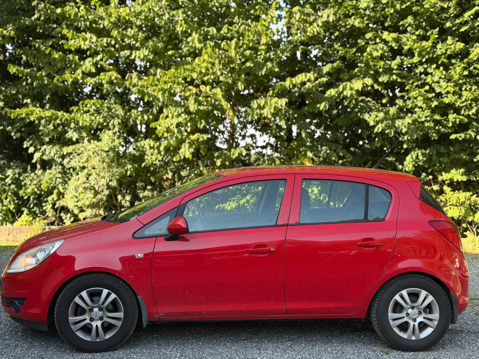 Rød Opel Corsa fra 2010