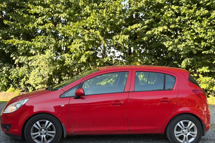 Rød Opel Corsa fra 2010
