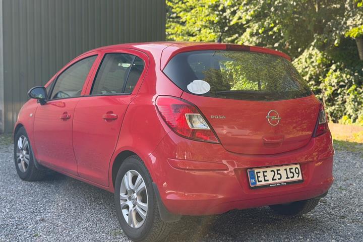 Rød Opel Corsa fra 2010