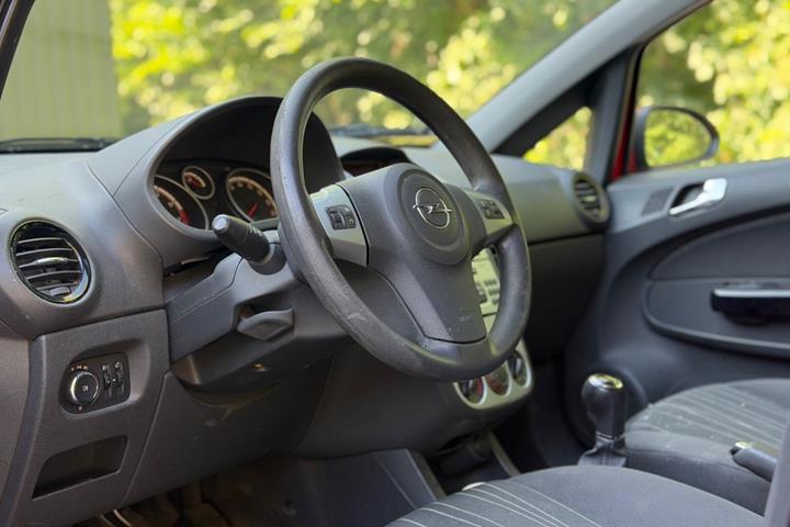 Rød Opel Corsa fra 2010