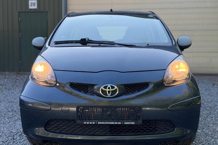 Grå Toyota Aygo fra 2008
