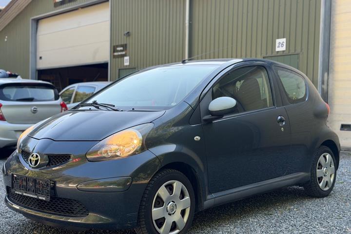 Grå Toyota Aygo fra 2008