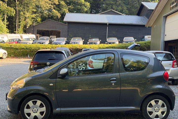 Grå Toyota Aygo fra 2008