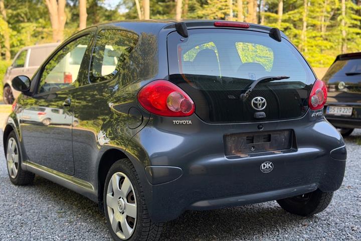 Grå Toyota Aygo fra 2008
