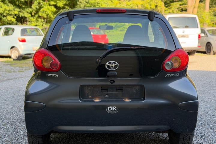 Grå Toyota Aygo fra 2008
