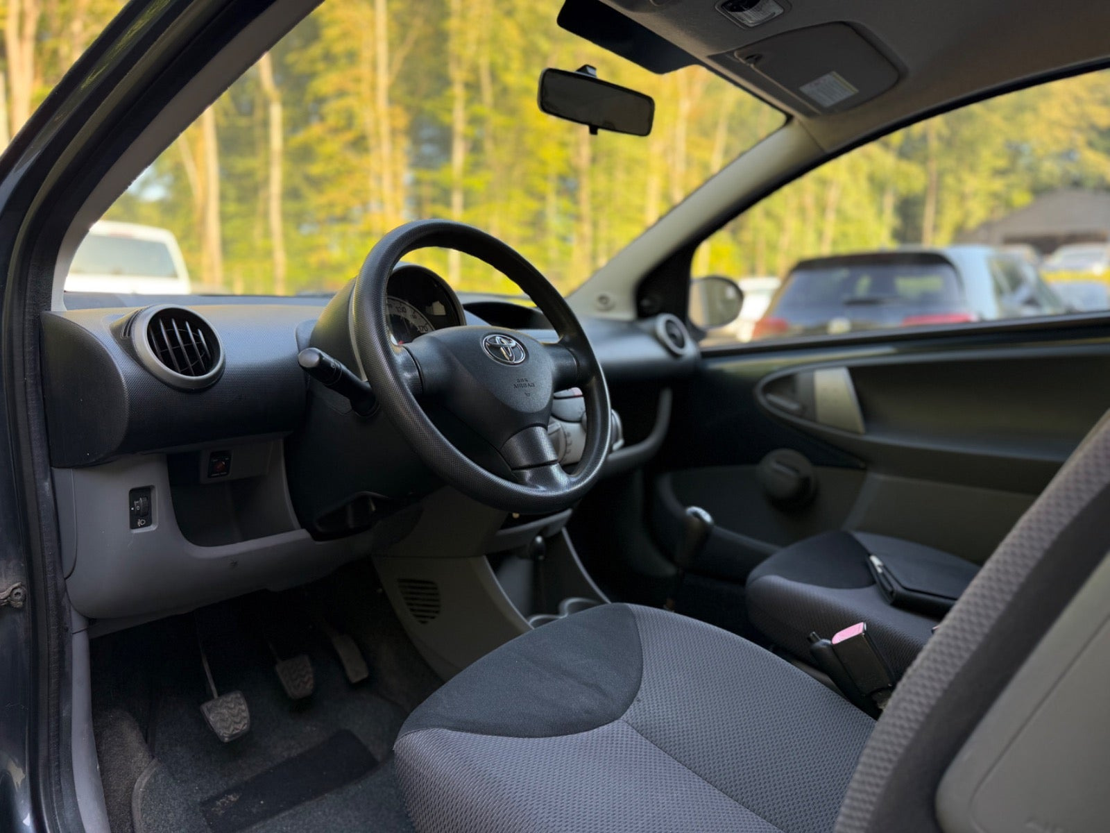 Grå Toyota Aygo fra 2008