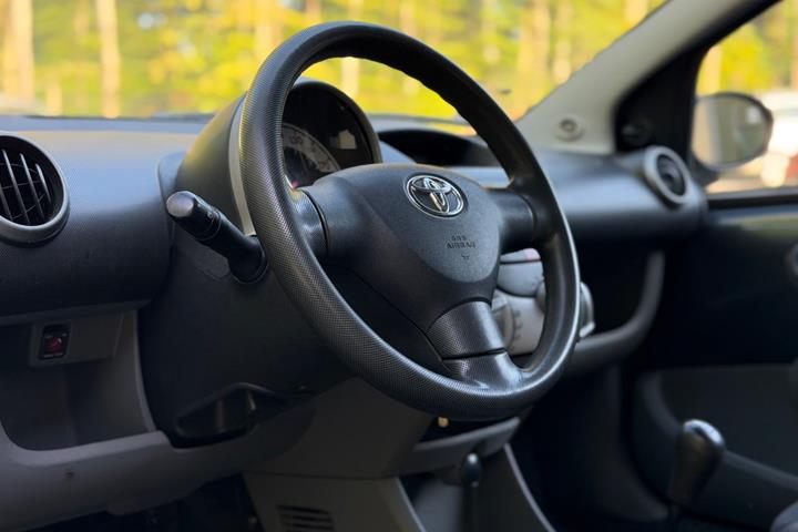 Grå Toyota Aygo fra 2008