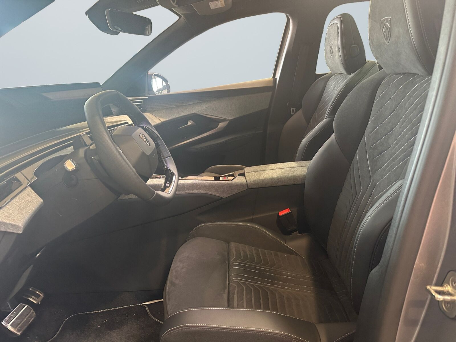 Grå Peugeot e-5008 fra 2026
