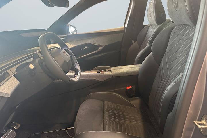 Grå Peugeot e-5008 fra 2026