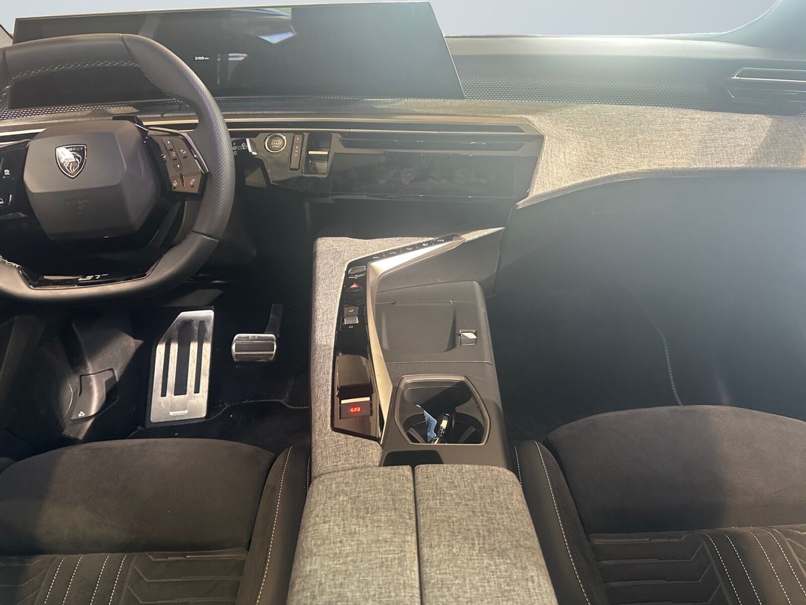 Grå Peugeot e-5008 fra 2026
