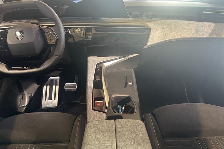 Grå Peugeot e-5008 fra 2026