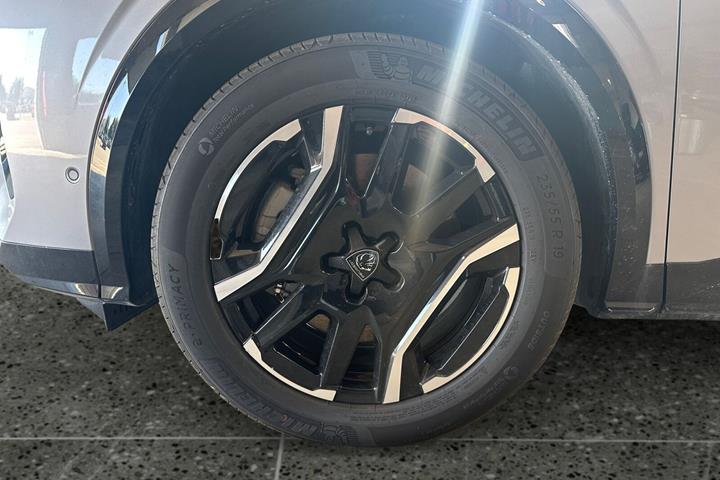 Grå Peugeot e-3008 fra 2026
