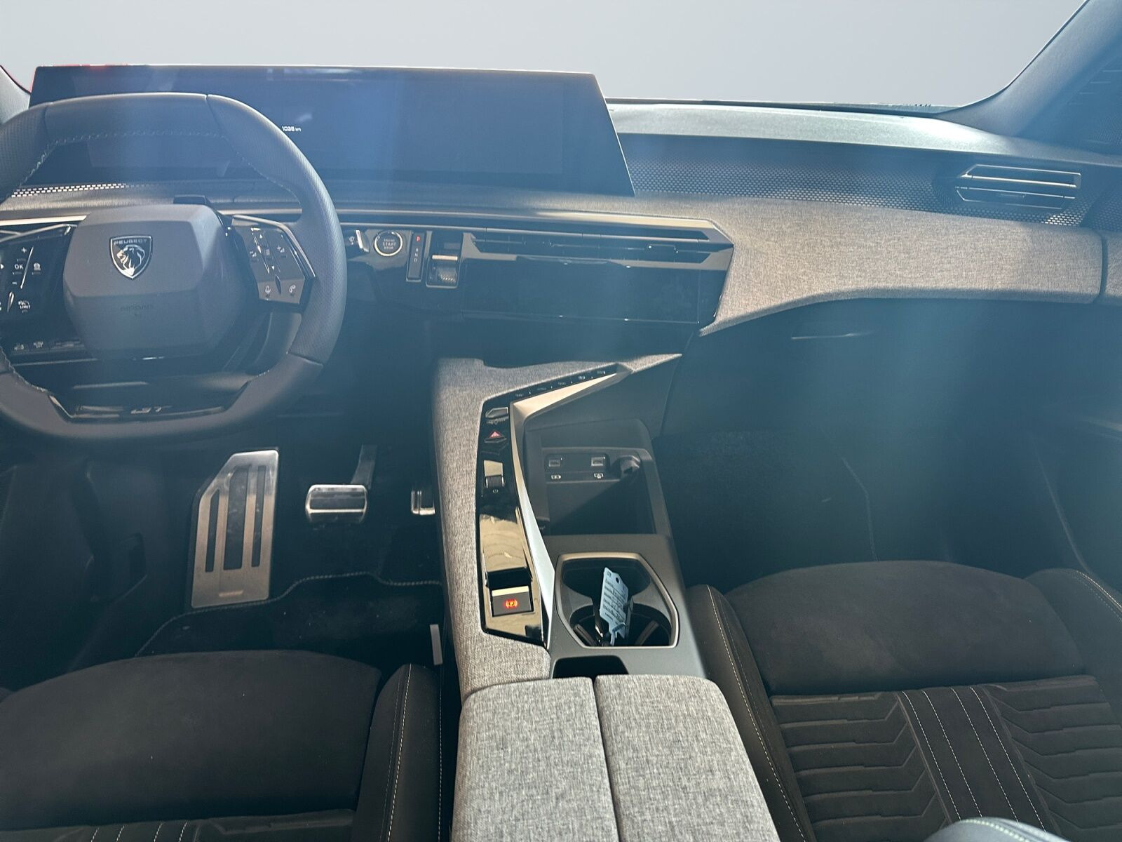 Grå Peugeot e-3008 fra 2026