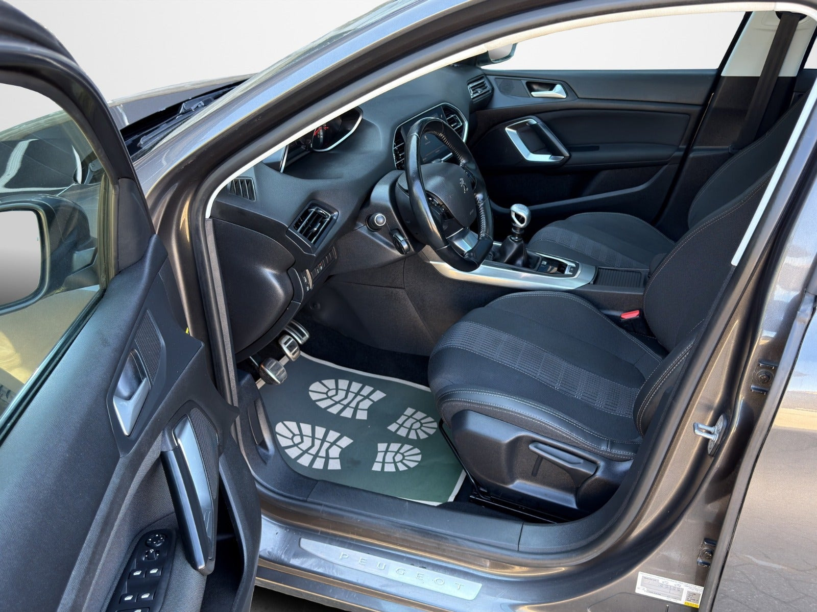 Grå Peugeot 308 fra 2018