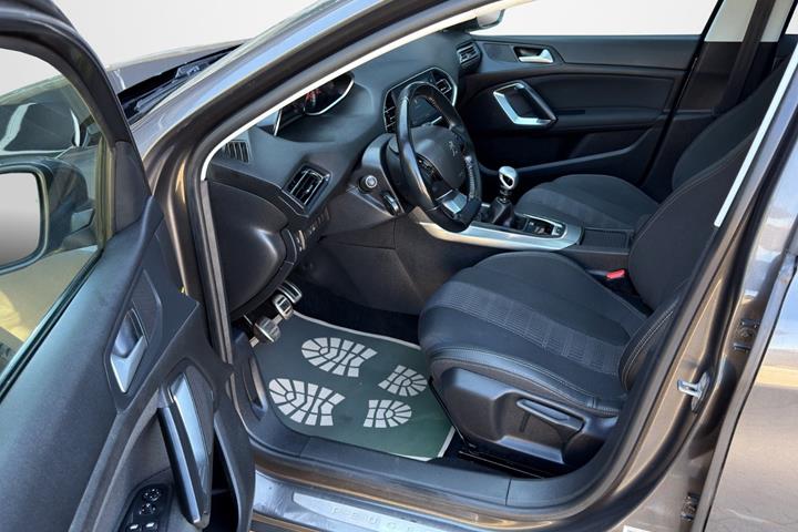 Grå Peugeot 308 fra 2018