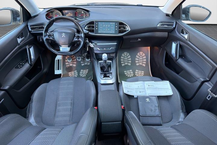 Grå Peugeot 308 fra 2018