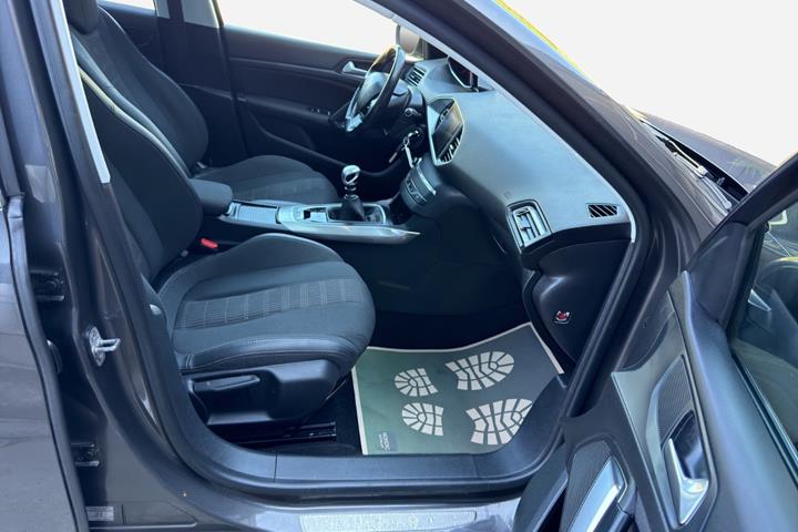 Grå Peugeot 308 fra 2018