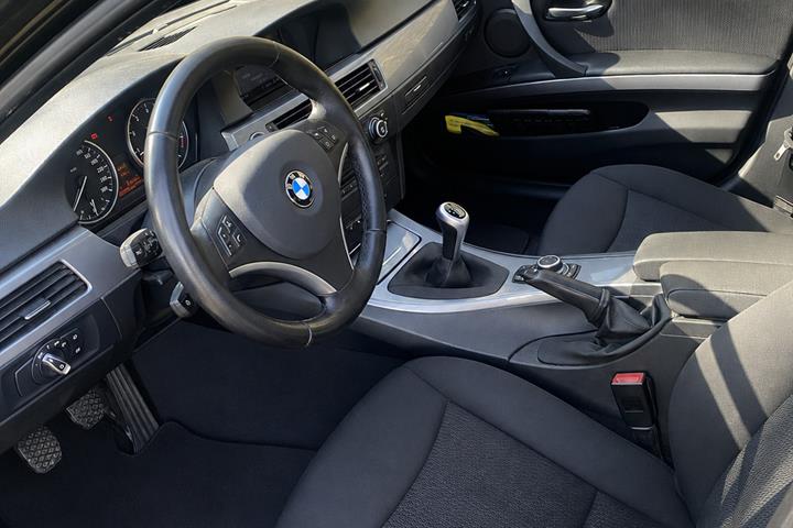 Sort BMW 320i fra 2009