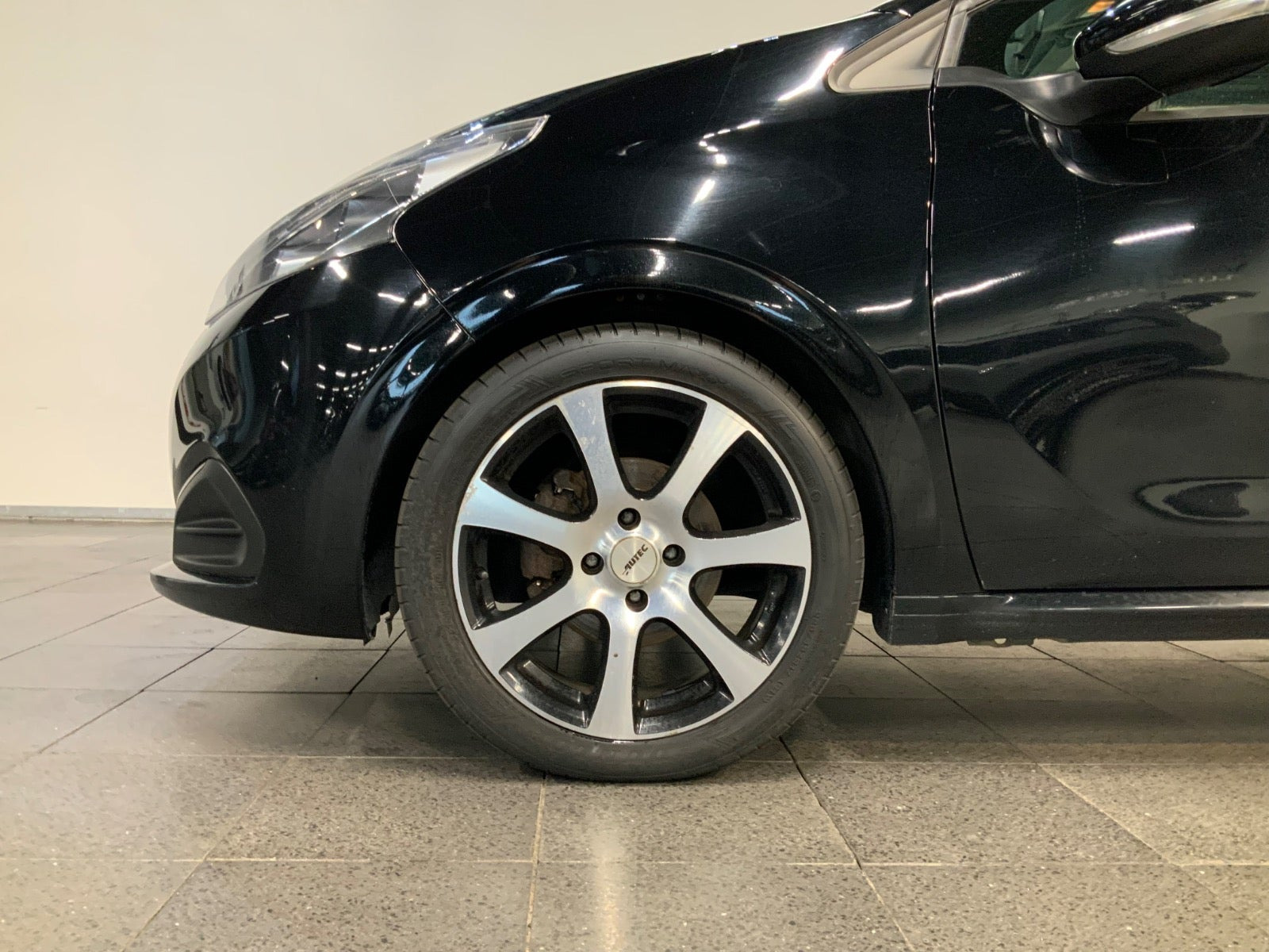 Sort Peugeot 208 fra 2018