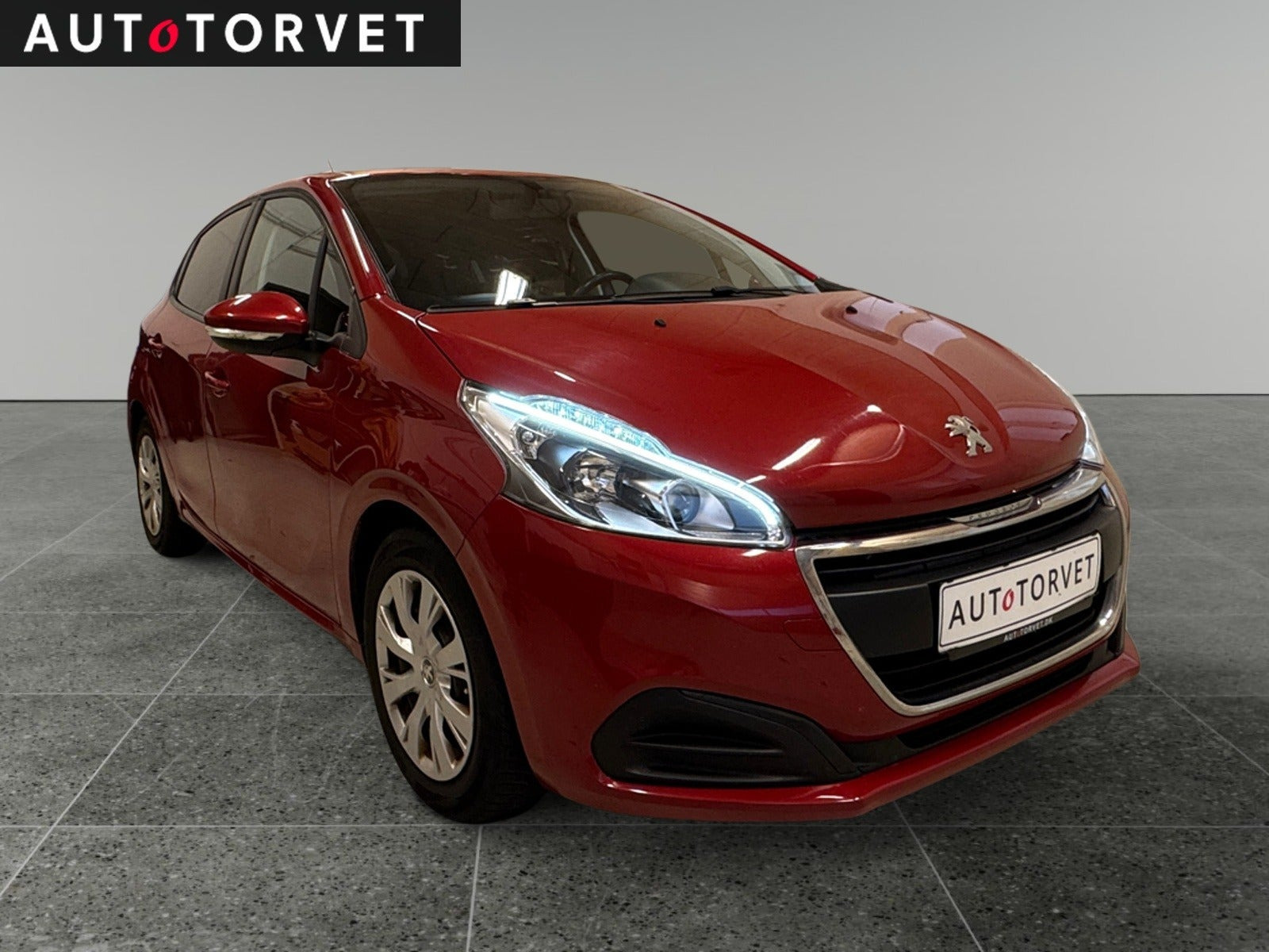 Rød Peugeot 208 fra 2017