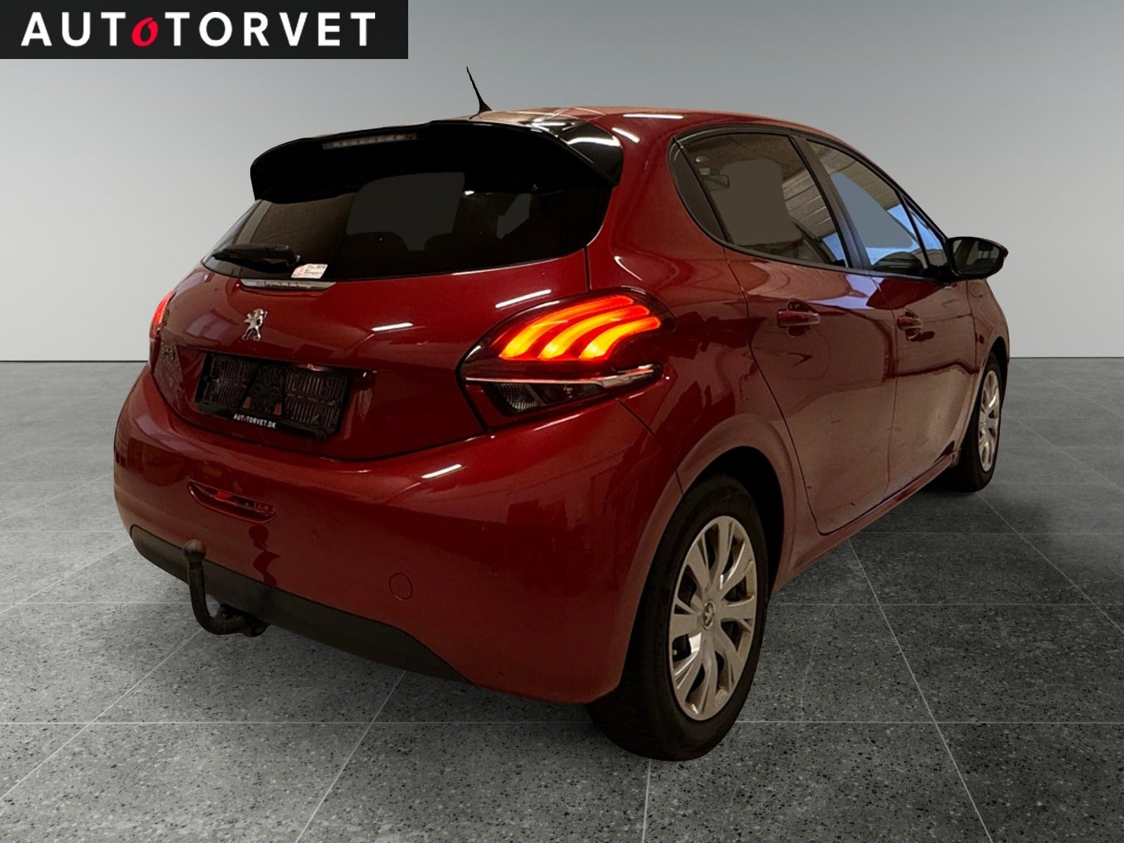 Rød Peugeot 208 fra 2017