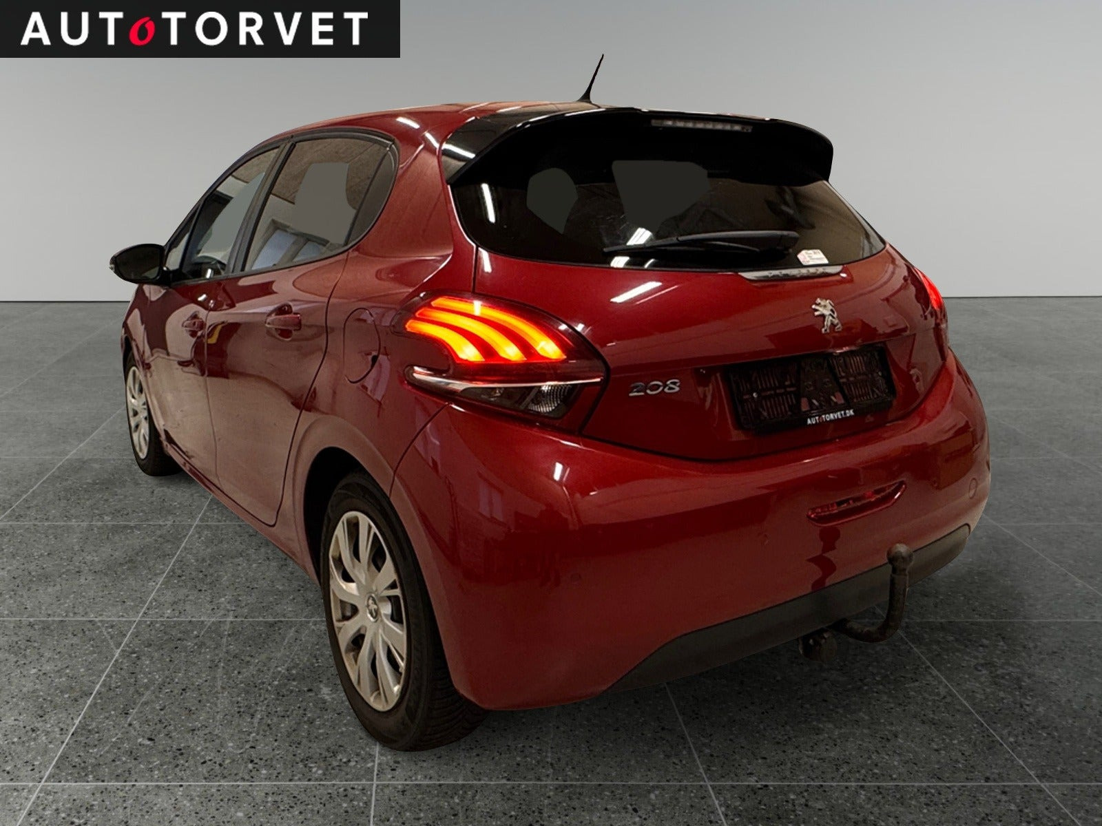 Rød Peugeot 208 fra 2017