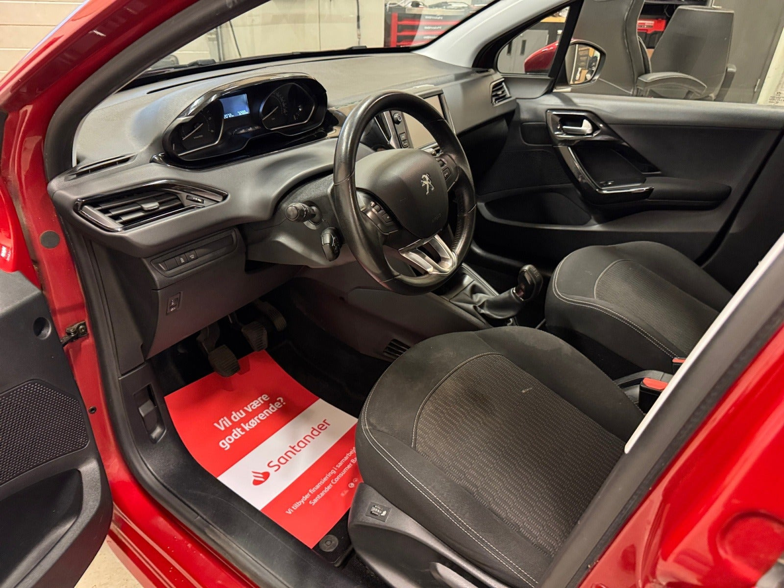 Rød Peugeot 208 fra 2017