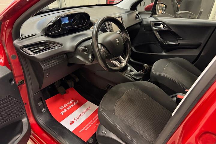 Rød Peugeot 208 fra 2017