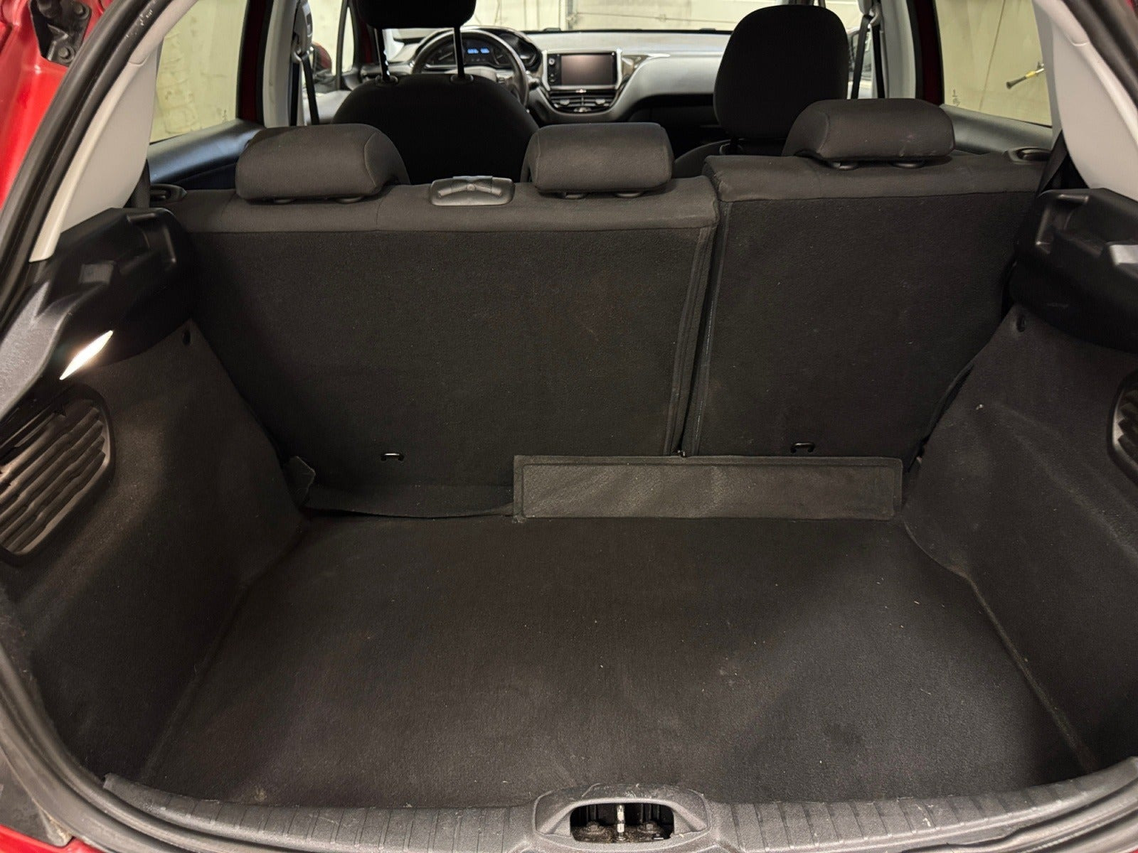 Rød Peugeot 208 fra 2017