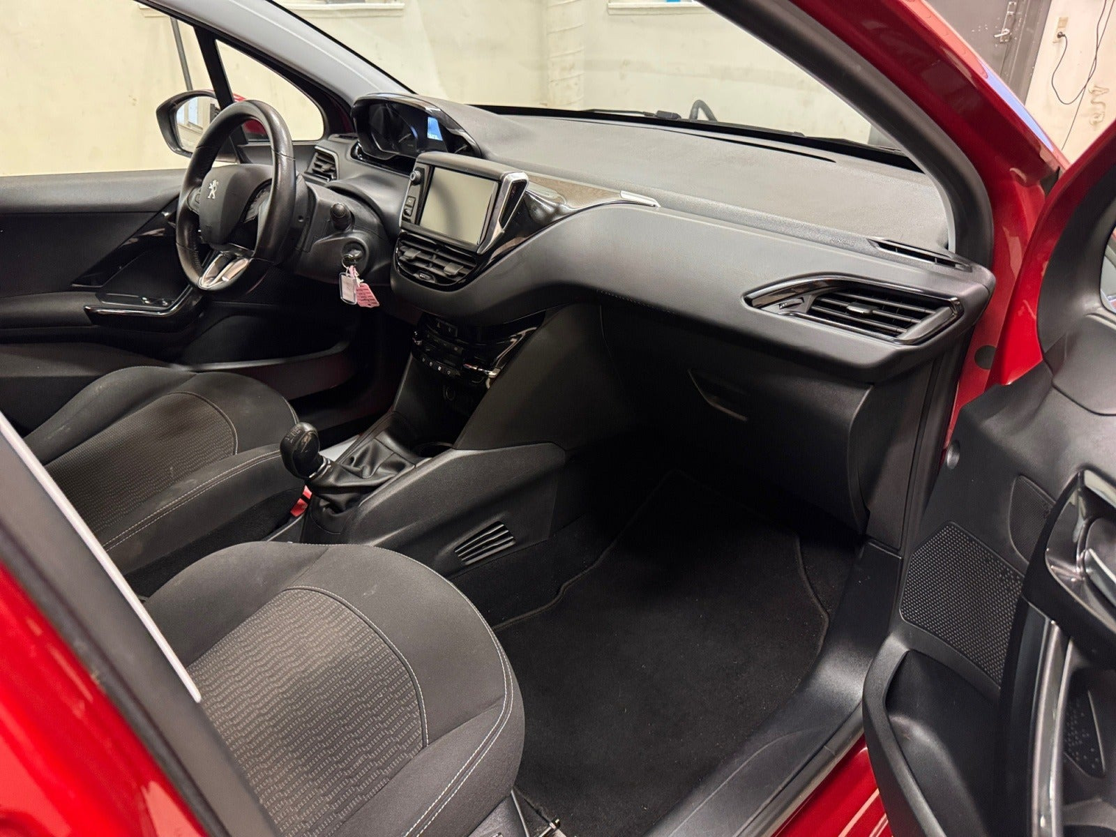 Rød Peugeot 208 fra 2017