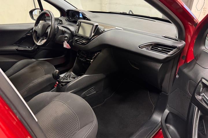 Rød Peugeot 208 fra 2017