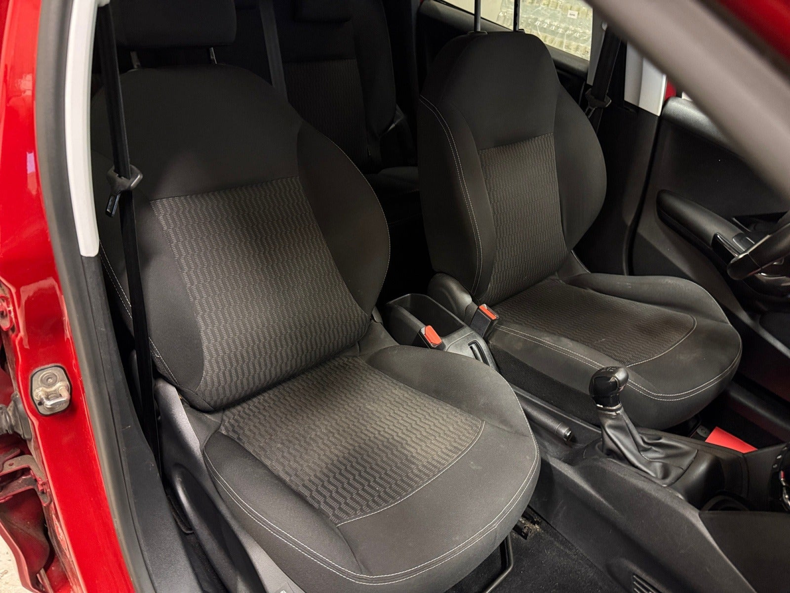 Rød Peugeot 208 fra 2017