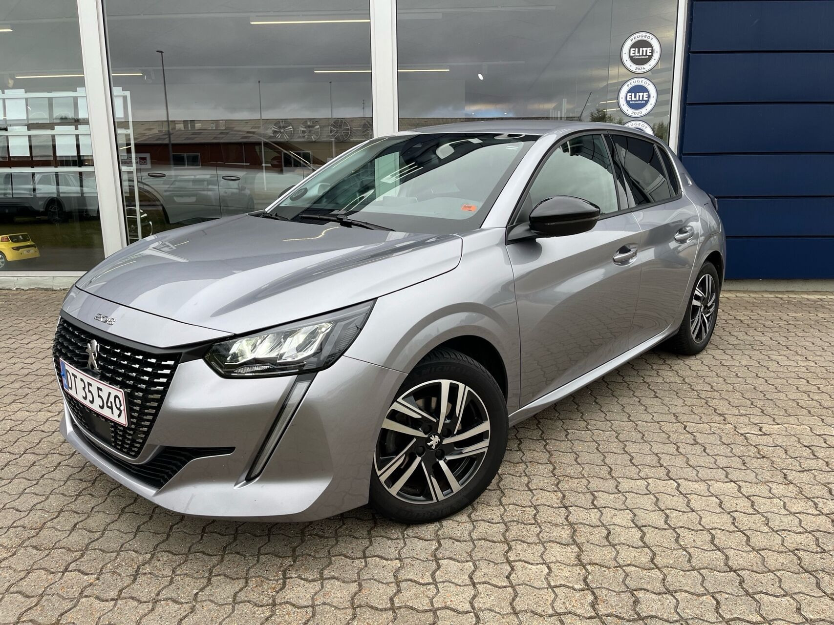 Grå Peugeot 208 fra 2023