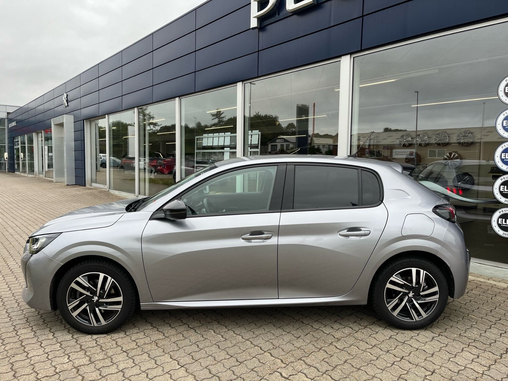 Grå Peugeot 208 fra 2023