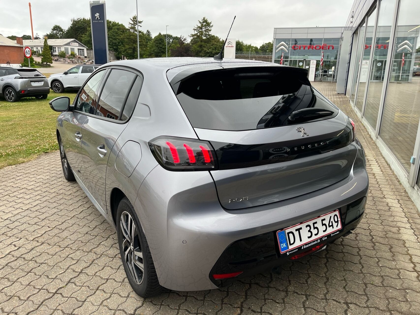 Grå Peugeot 208 fra 2023