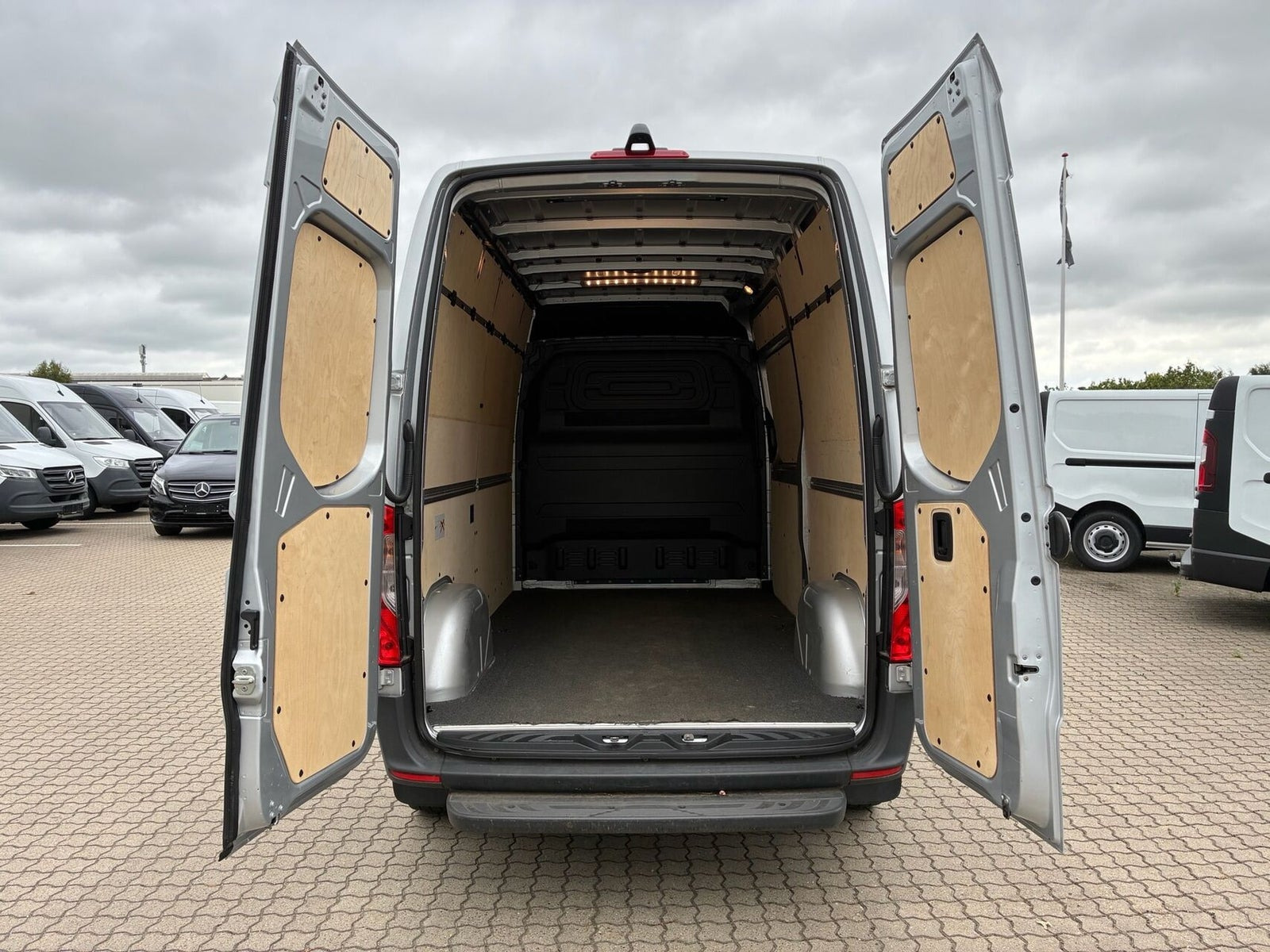 Sølv Mercedes Sprinter 214 fra 2021