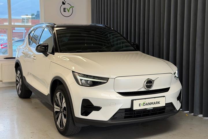Hvid Volvo XC40 fra 2023 set udefra
